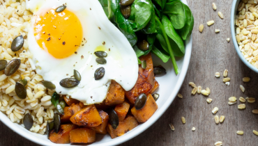 buddha bowl grains de ble dur legumes et oeufs vue de dessus dans un bol