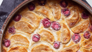 Clafoutis aux framboises et aux pommes à la farine de quinoa