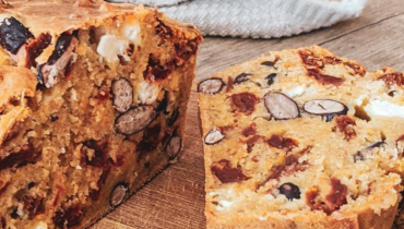 Cake de blé tendre aux haricots rouges, tomates séchées et feta