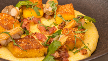 Polenta farine de maïs dans une assiette creuse coquillages coques gnocchis