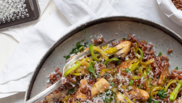 Riz rouge camargue dans une assiette vue de dessus avec rape et grains