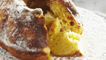 kouglof sur assiette saupoudré de sucre