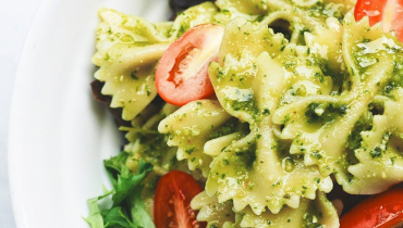 Les pâtes font-elles grossir ? Plat de farfalles au pesto et tomates fraîches 