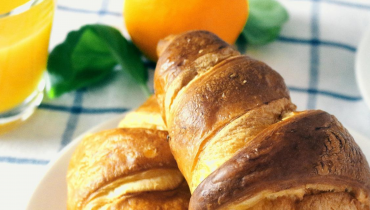 Croissant et tasse de café petit déjeuner