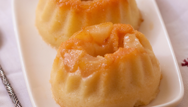 Petits gâteaux de semoule aux poires caramélisées