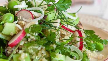 Recette de salade de quinoa aux petits pois et épinards