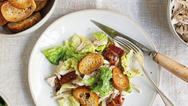Salade Caesar poulet porc et pain de la veille