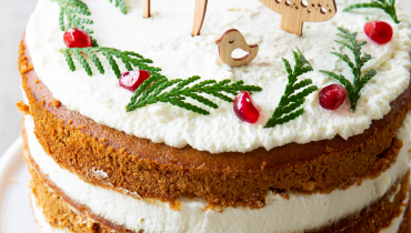 Layer cake de noël aux épices et à la chantilly gâteau de noël