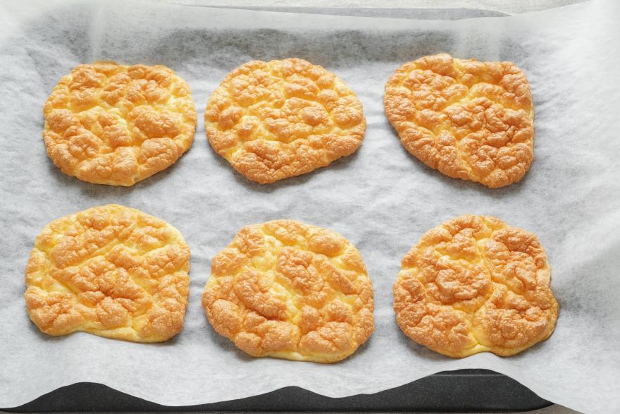 6 cloud bread disposés sur une plaque de cuissons