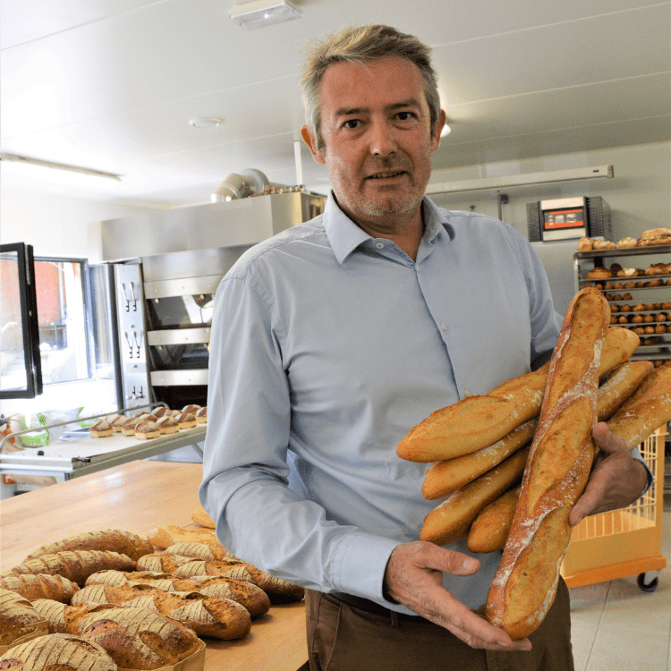 Olivier Dubois présentant les pains réalisée au fournil de la minoterie de leforest