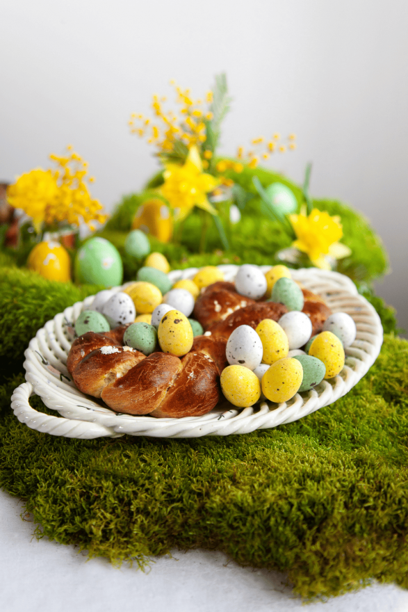 Le menu de Pâques se termine sur une brioche décorée d'oeufs en chocolat 