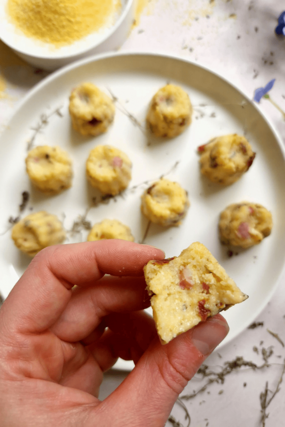 Les cannelés salés à base de polenta de maïs et agrémentés d'allumette de bacon et de parmesan sont parfaits pour l'apéritif. 