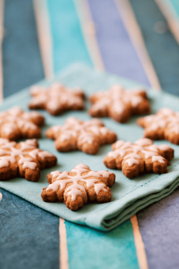 Petits biscuits de noël en forme d'étoile à la farine d'épeautre.