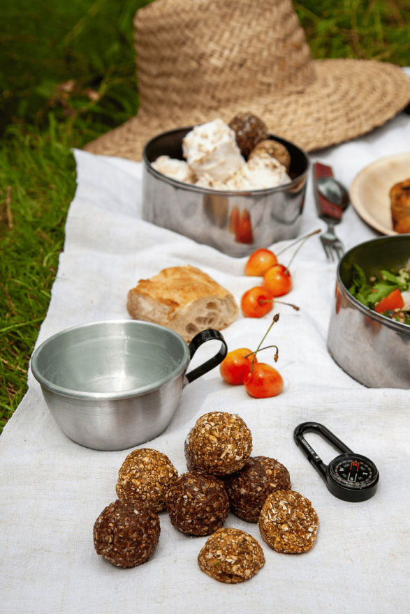 Faciles à emporter dans un sac, les energy balls apportent l'énergie nécessaire en prévision ou pendant l'effort physique. energy balls aux flocons d'avoine à consommer avant le sport ou un effort physique comme la randonnée
