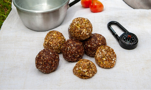 energy balls aux flocons d'avoine et fruits secs à consommer avant le sport ou un effort physique comme la randonnée