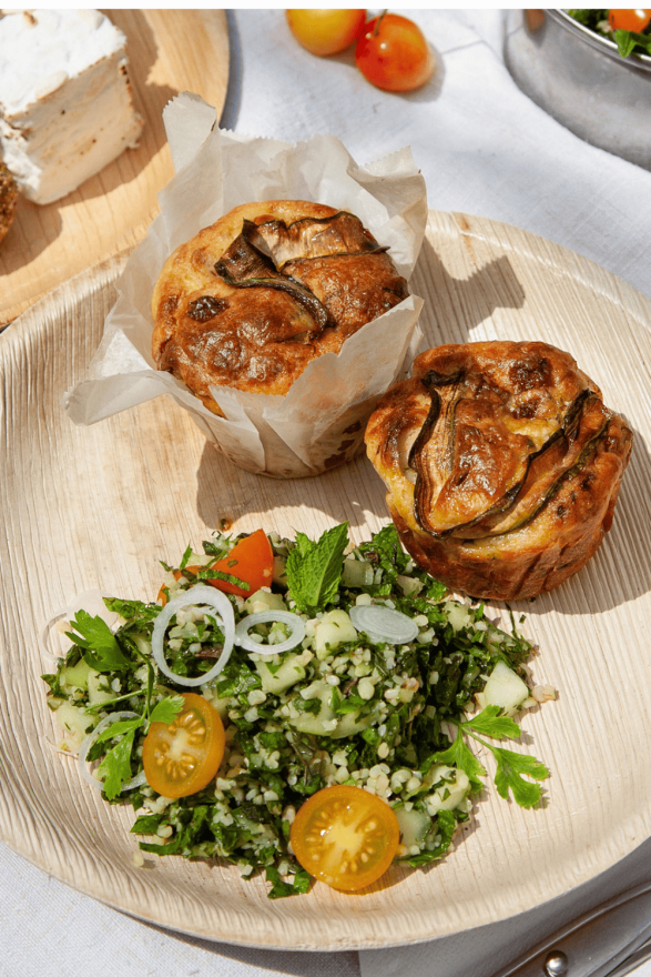 Ces petits muffins au jambon, courgette et chèvre se dégustent seuls ou accompagnés d'une salade type taboulé aux herbes. 