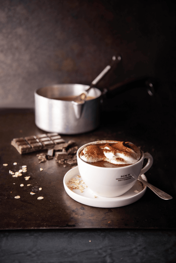 Chocolat chaud élaboré à partir d'une boisson végétale à l'avoine Chocolat chaud élaboré à partir d'une boisson végétale à l'avoine