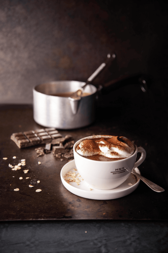 Chocolat chaud élaboré à partir d'une boisson végétale à l'avoine