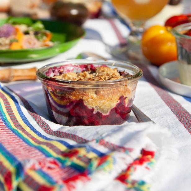 Crumble de fruits rouges dans un bocal