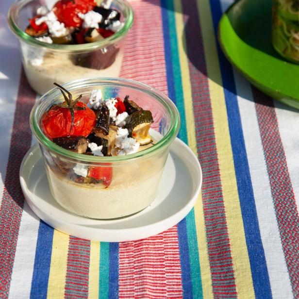 Flan de semoule aux légumes grillés dans un bocal en verre