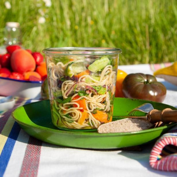 Salade de pâtes aux légumes dans un bocal