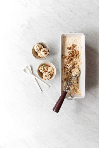 Glace au pain au levain sans turbine dans un bol et un plat