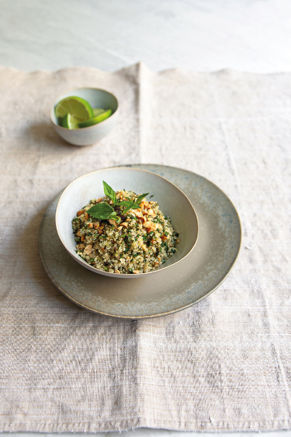 Salade de quinoa et basilic dans un bol