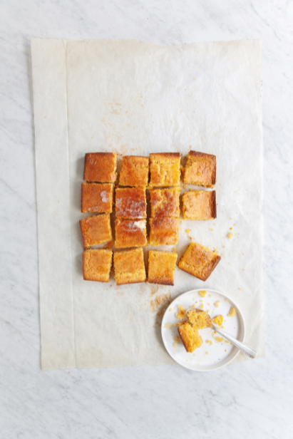Cornbread, gâteau au maïs en parts vue de dessus avec une cuillère. Cornbread, gâteau au maïs en parts vue de dessus avec une cuillère.