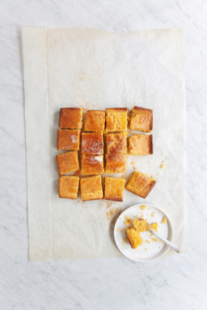 Cornbread, gâteau au maïs en parts vue de dessus avec une cuillère.