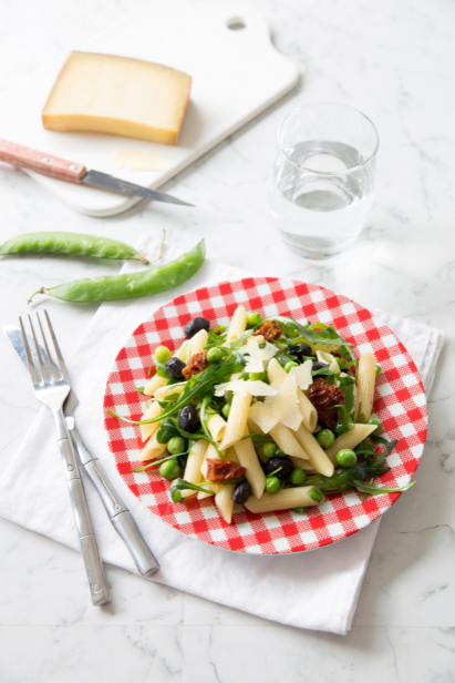 Salade de pâtes à l’italienne penne tomates parmesan olives pois