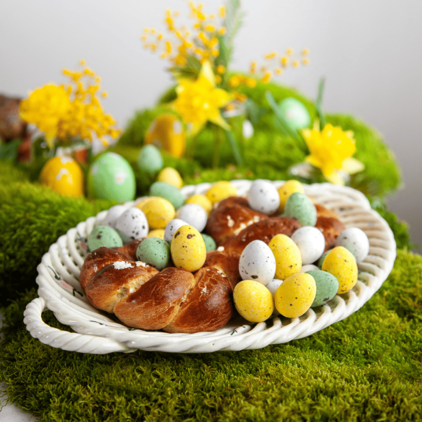 Brioches individuelles décorées avec des œufs en chocolat