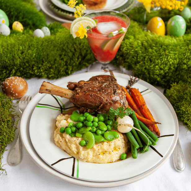 Confit d'agneau, polenta crémeuse et légumes de saison