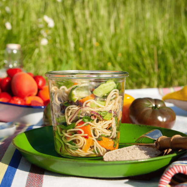 Salade de pâte aux légumes croquants, sauce au vinaigre de riz.