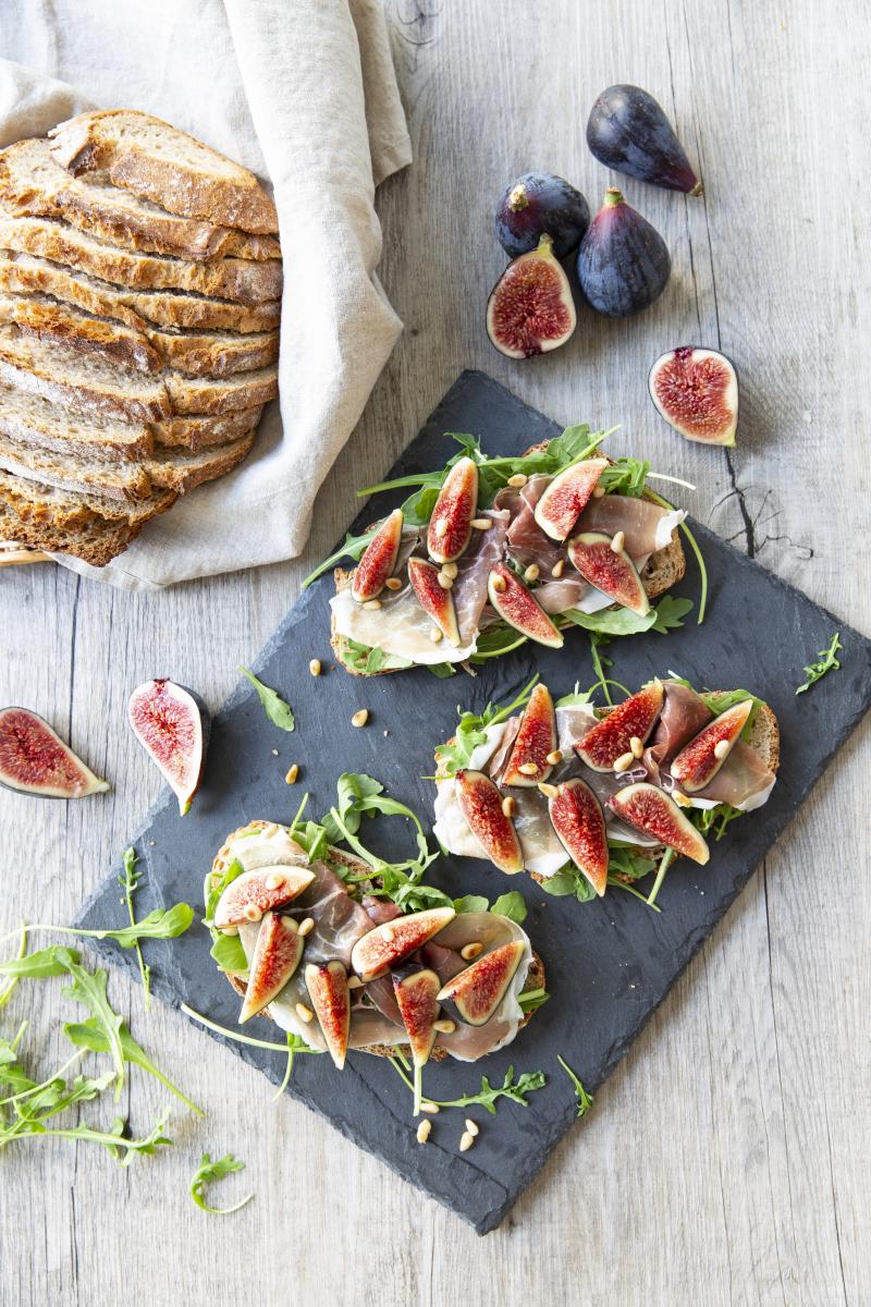 tartines de pain figues jambon cru 